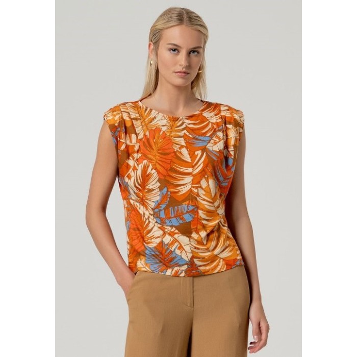 CAMISETA CON DRAPEADO EN...