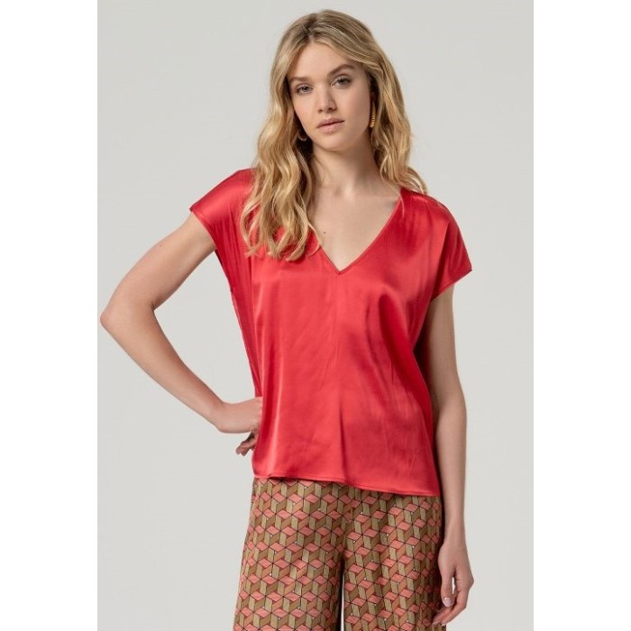 BLUSA DE CUELLO PICO ROJA