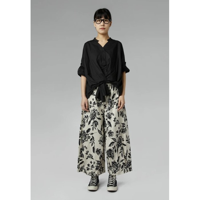 BLUSA CON CUELLO ESCALONADO...