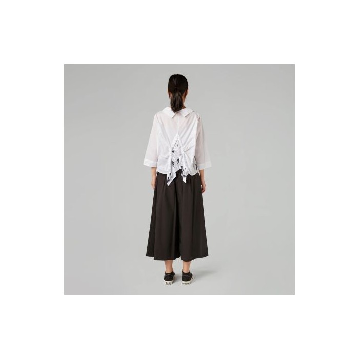 BLUSA CON BORDADO DE HOJAS...