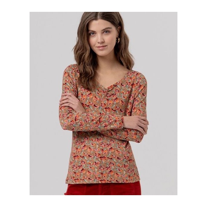 CAMISETA CON ESCOTE PICO...