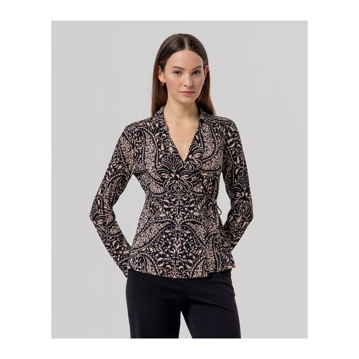 CAMISA CON ESCOTE CRUZADO...